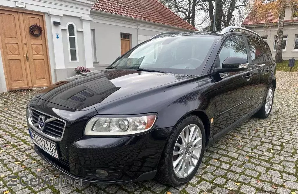 VOLVO V50 