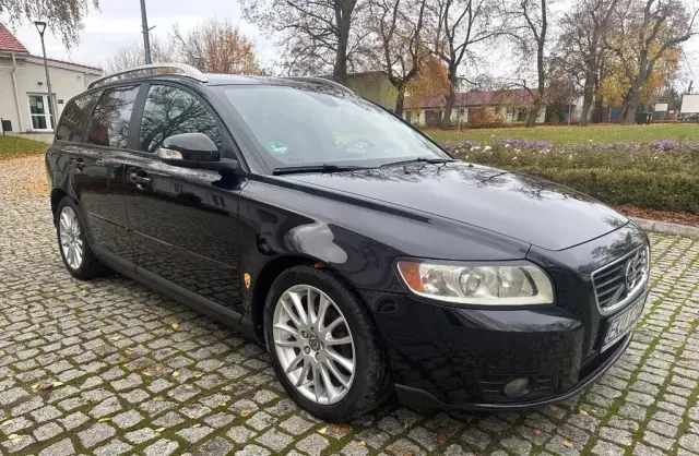 VOLVO V50 