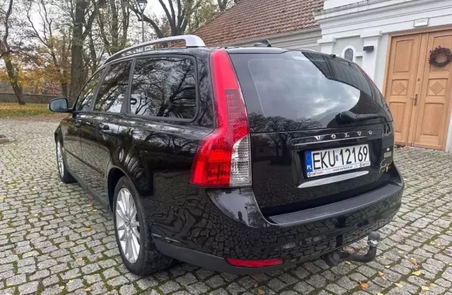 VOLVO V50 