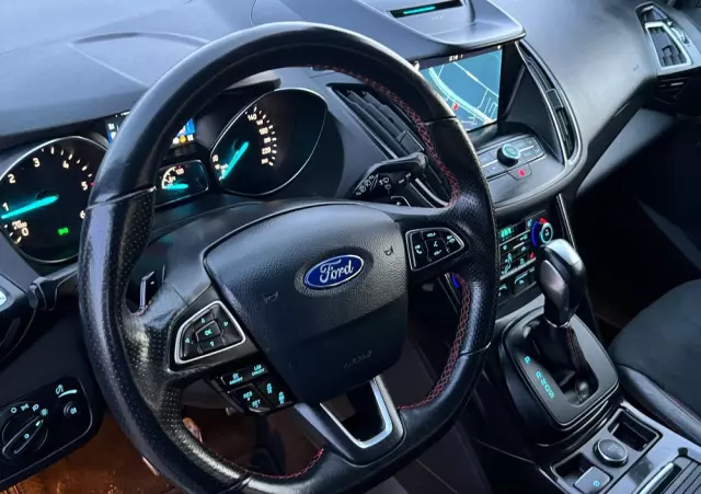 FORD Kuga 2.0 TDCi 4x4 ST-Line