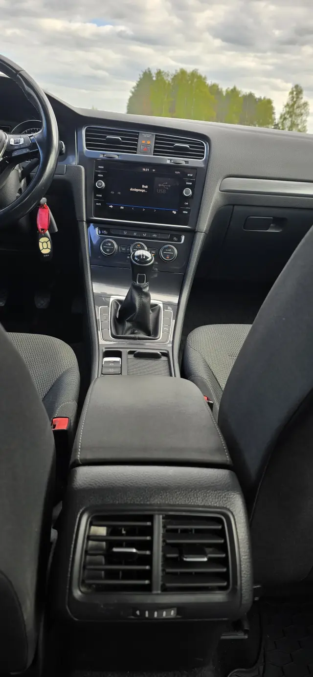 VOLKSWAGEN Golf 