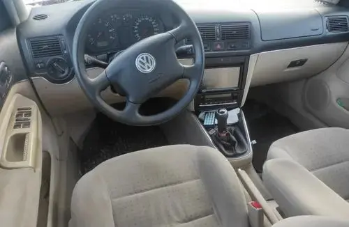VOLKSWAGEN Golf 