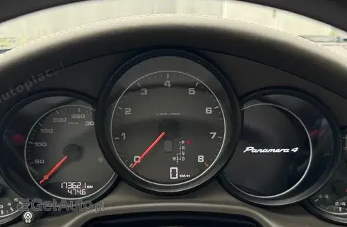 PORSCHE Panamera 