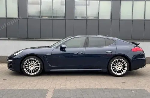PORSCHE Panamera 