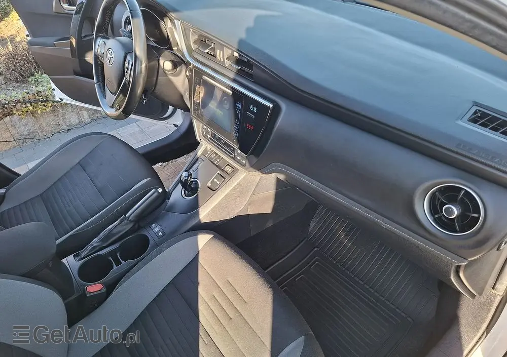 TOYOTA Auris 