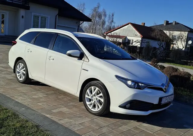 TOYOTA Auris 