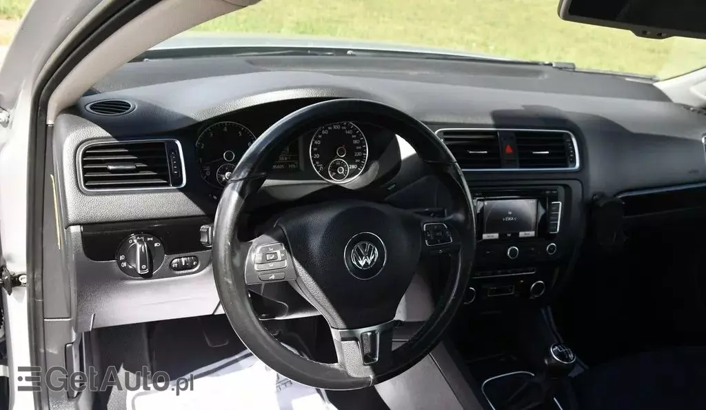 VOLKSWAGEN Jetta 