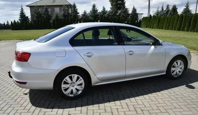 VOLKSWAGEN Jetta 