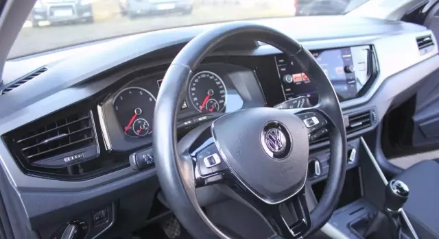 VOLKSWAGEN Polo 