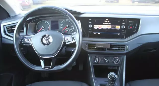VOLKSWAGEN Polo 