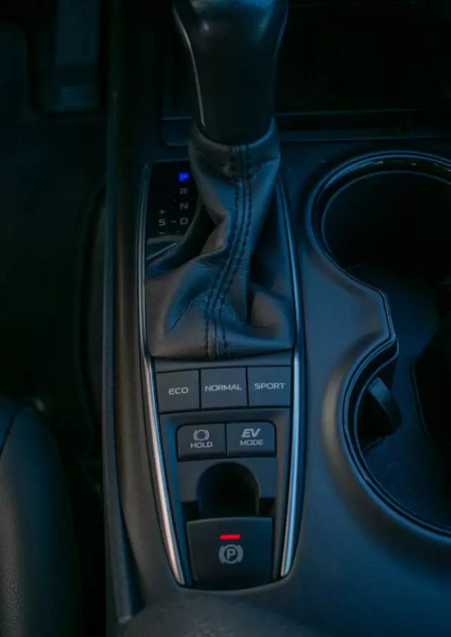 TOYOTA Camry 2.5 Hybrid Prestige CVT