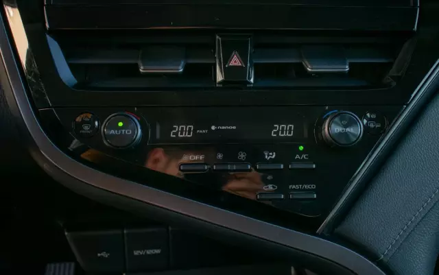 TOYOTA Camry 2.5 Hybrid Prestige CVT