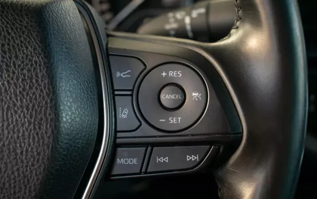 TOYOTA Camry 2.5 Hybrid Prestige CVT