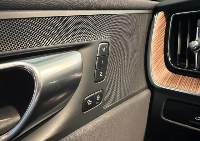 VOLVO XC 60 B6 B AWD Ultimate Dark