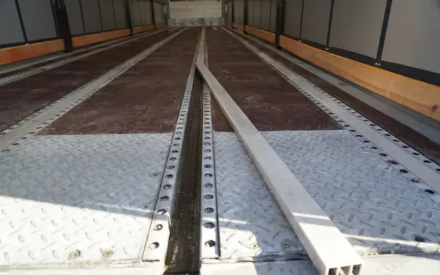 SCHMITZ CARGOBULL IRANKA / JOLODA / TRAILERLODA /  VARIOS / 385/55 R22,5 /  DACH PODNOSZONY 