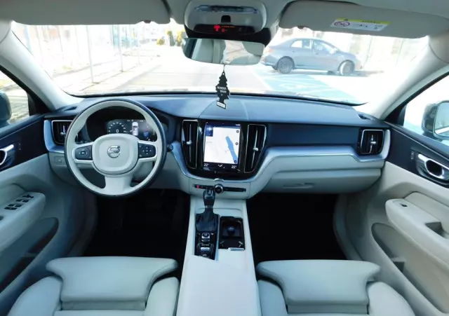 VOLVO XC 60 D4 Momentum Pro