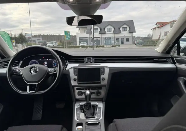 VOLKSWAGEN Passat 1.6 TDI SCR DSG Comfortline