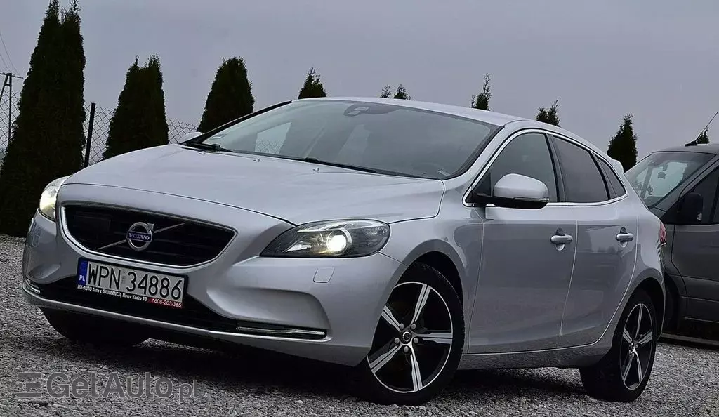 VOLVO V40 