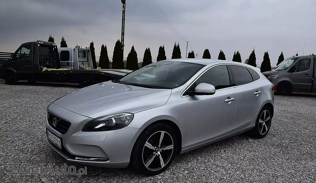 VOLVO V40 