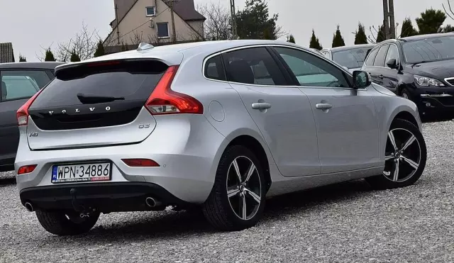 VOLVO V40 