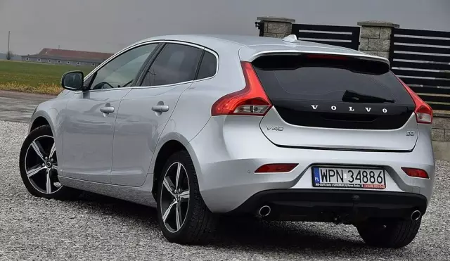 VOLVO V40 