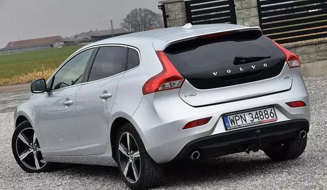 VOLVO V40 