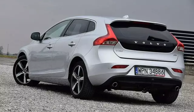 VOLVO V40 