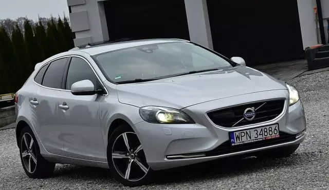 VOLVO V40 