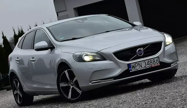 VOLVO V40 
