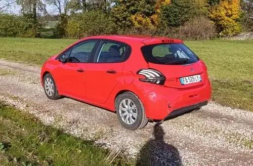 PEUGEOT 208 