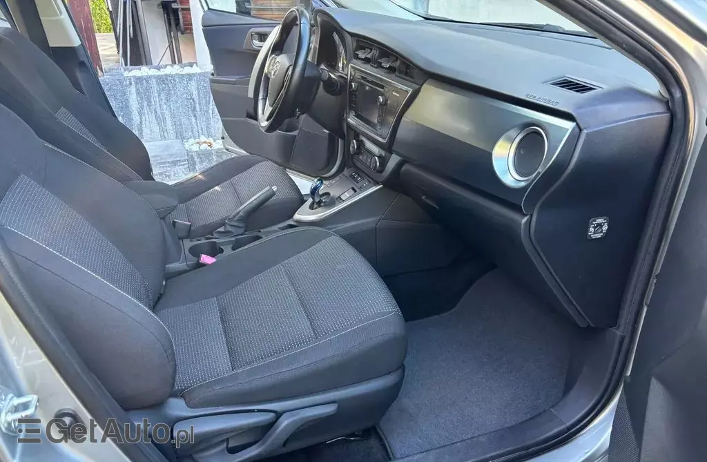 TOYOTA Auris 