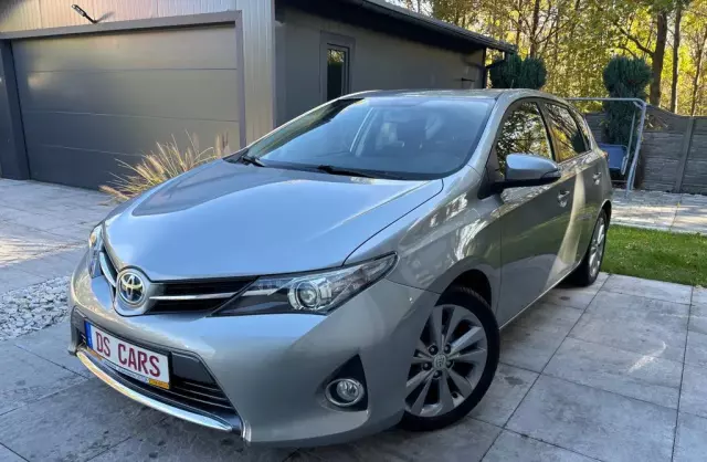 TOYOTA Auris 