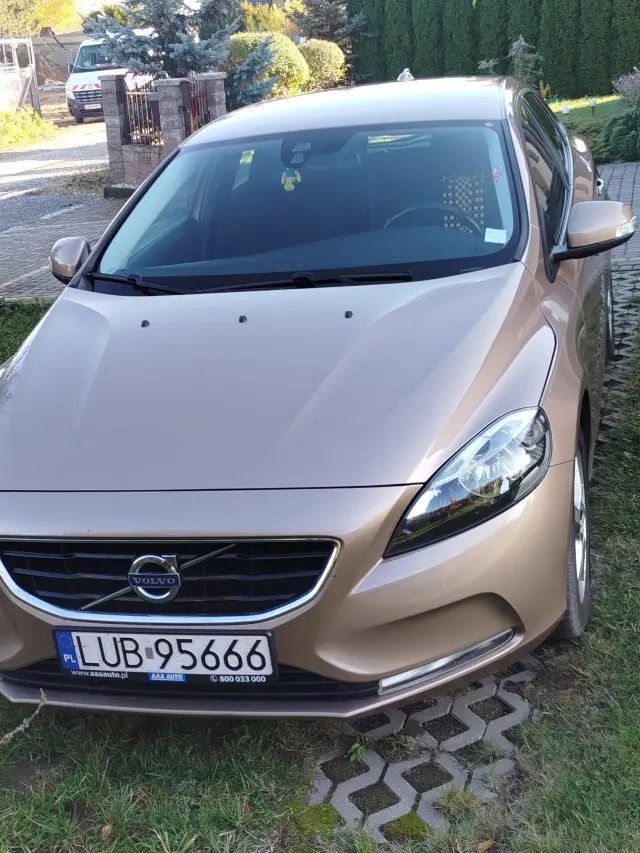 VOLVO V40 