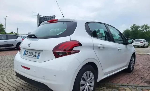 PEUGEOT 208 