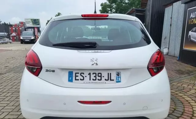 PEUGEOT 208 
