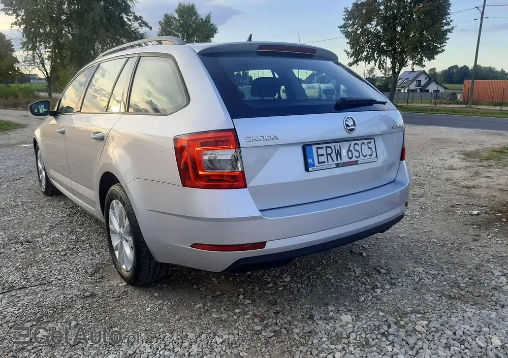 SKODA Octavia 1.6 TDI SCR Clever DSG