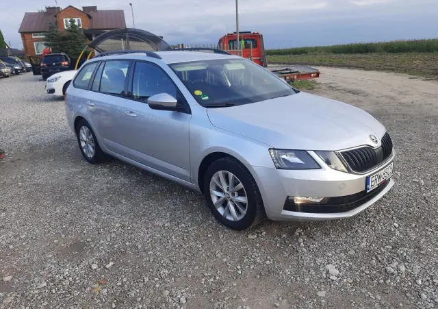 SKODA Octavia 1.6 TDI SCR Clever DSG