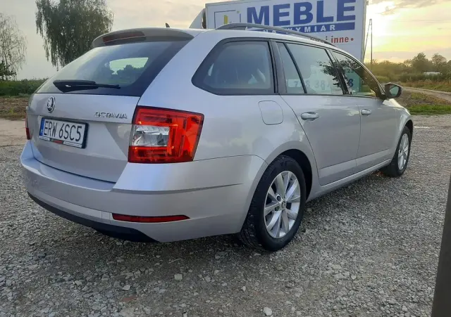 SKODA Octavia 1.6 TDI SCR Clever DSG