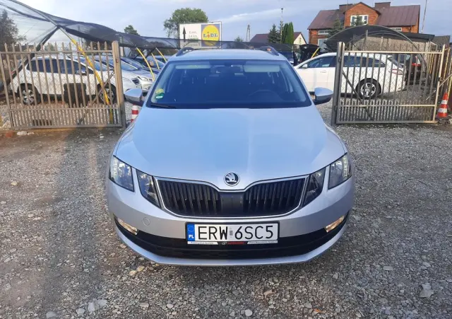 SKODA Octavia 1.6 TDI SCR Clever DSG