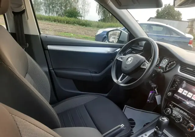 SKODA Octavia 1.6 TDI SCR Clever DSG