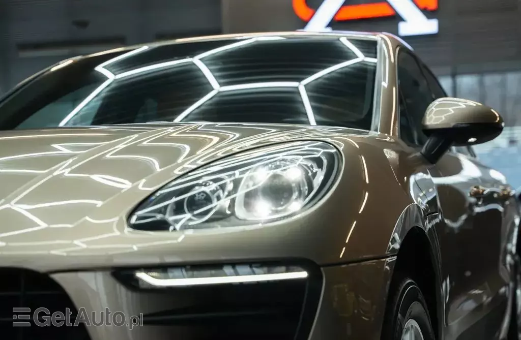 PORSCHE Macan 
