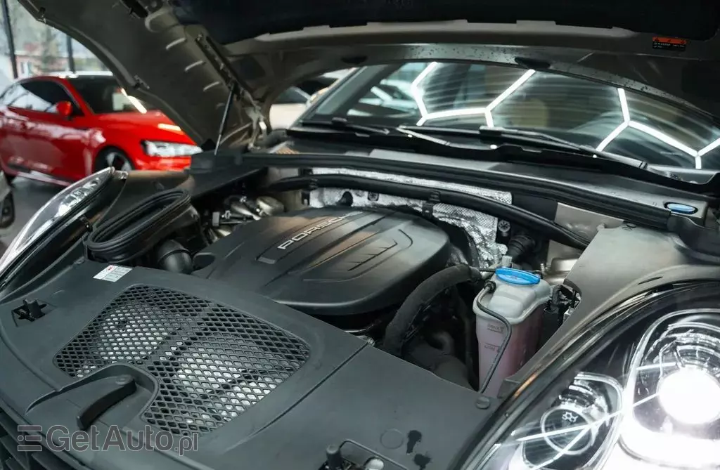 PORSCHE Macan 