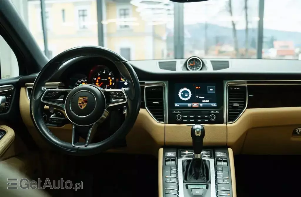 PORSCHE Macan 