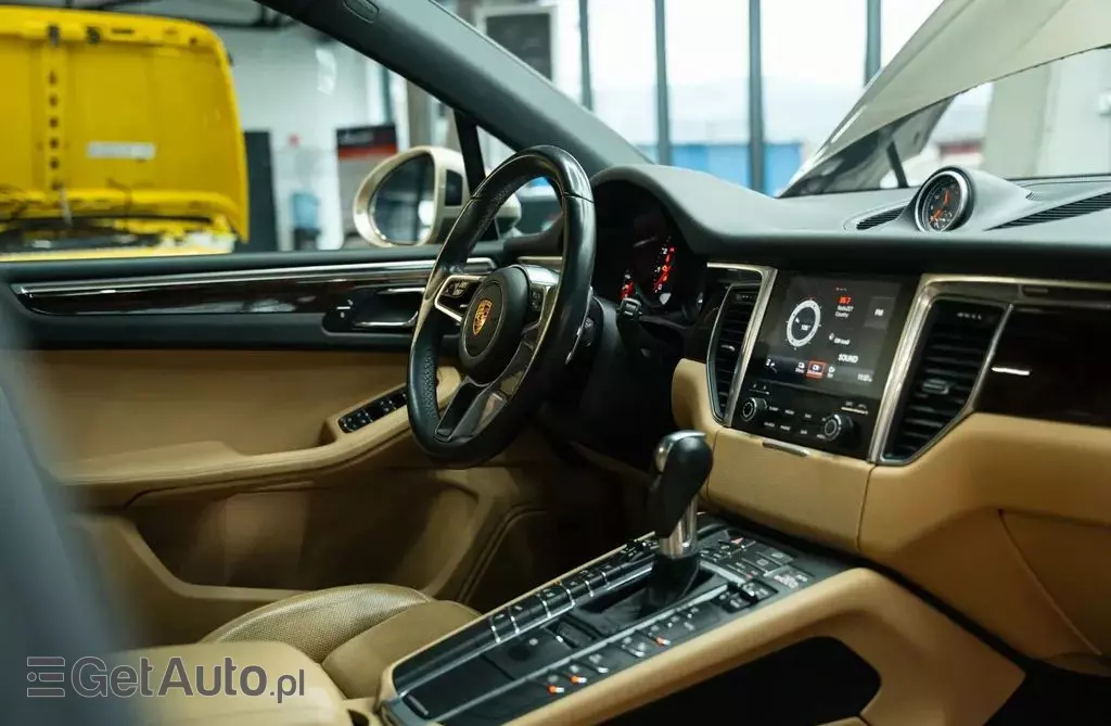PORSCHE Macan 