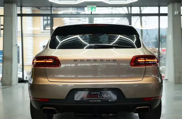 PORSCHE Macan 