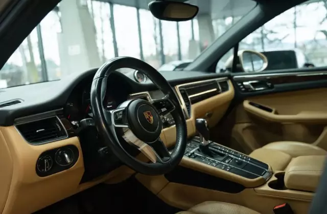 PORSCHE Macan 