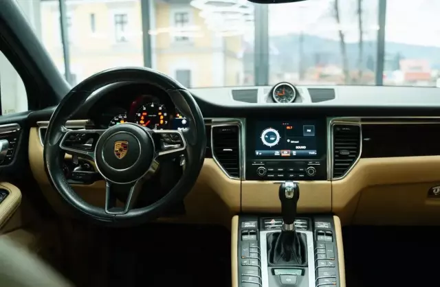 PORSCHE Macan 