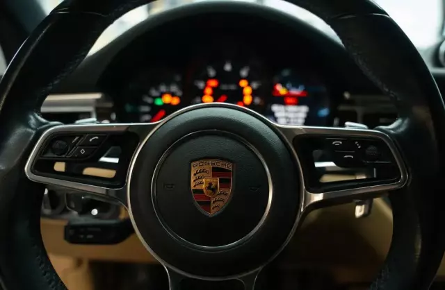 PORSCHE Macan 