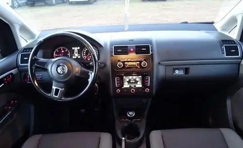 VOLKSWAGEN Touran 