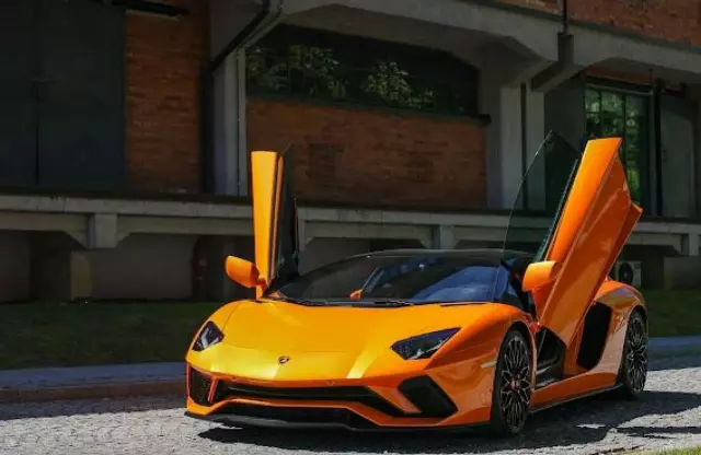 LAMBORGHINI Aventador 